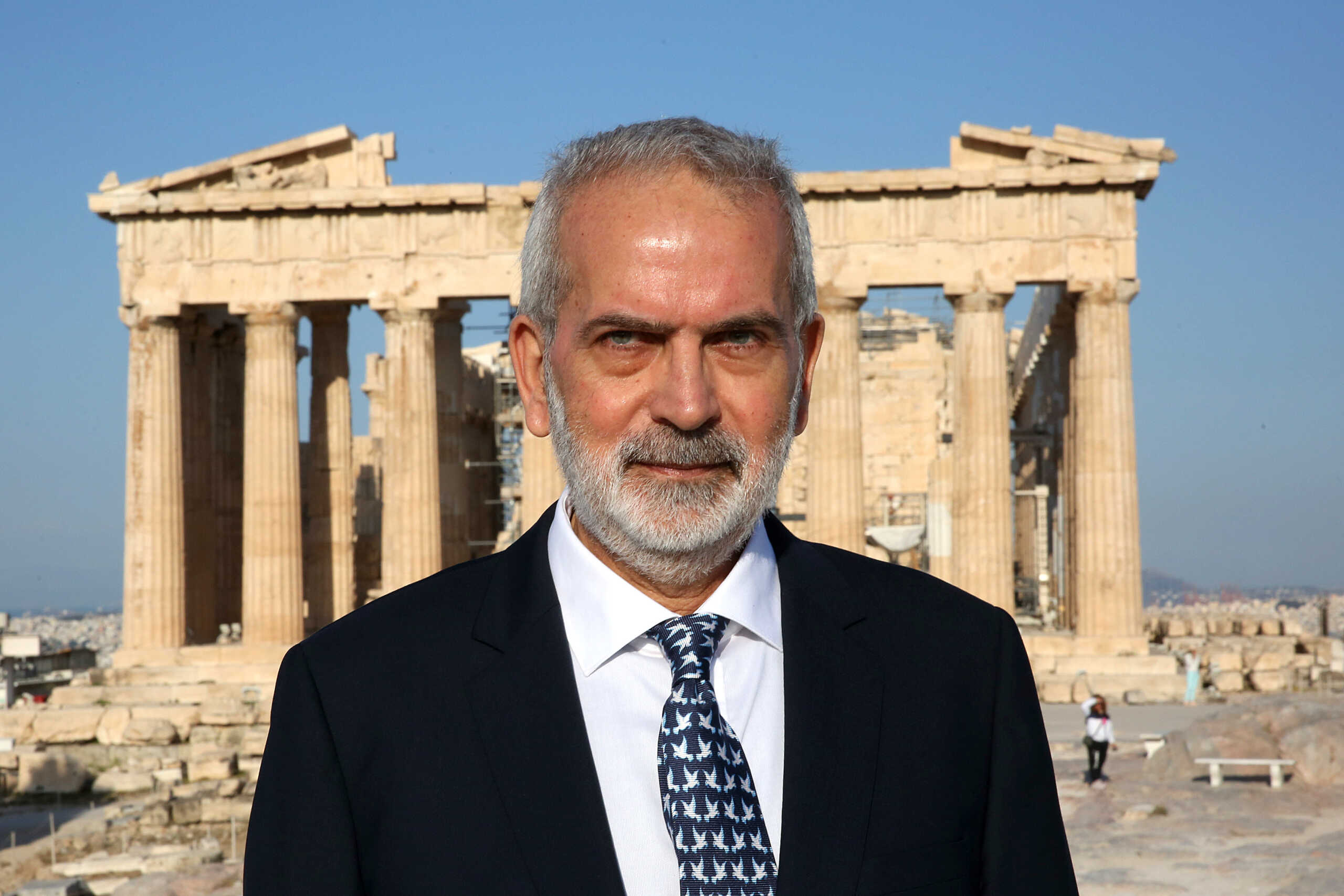 Ο πρωθυπουργός Ιωάννης Σαρμάς παρέστη σήμερα το πρωί στην Ακρόπολη κατά την έπαρση της σημαίας, συνοδευόμενος από τον Αρχηγό ΓΕΕΘΑ Κωνσταντίνο Φλώρο, Αθήνα Σάββατο 27 Μαΐου 2023.