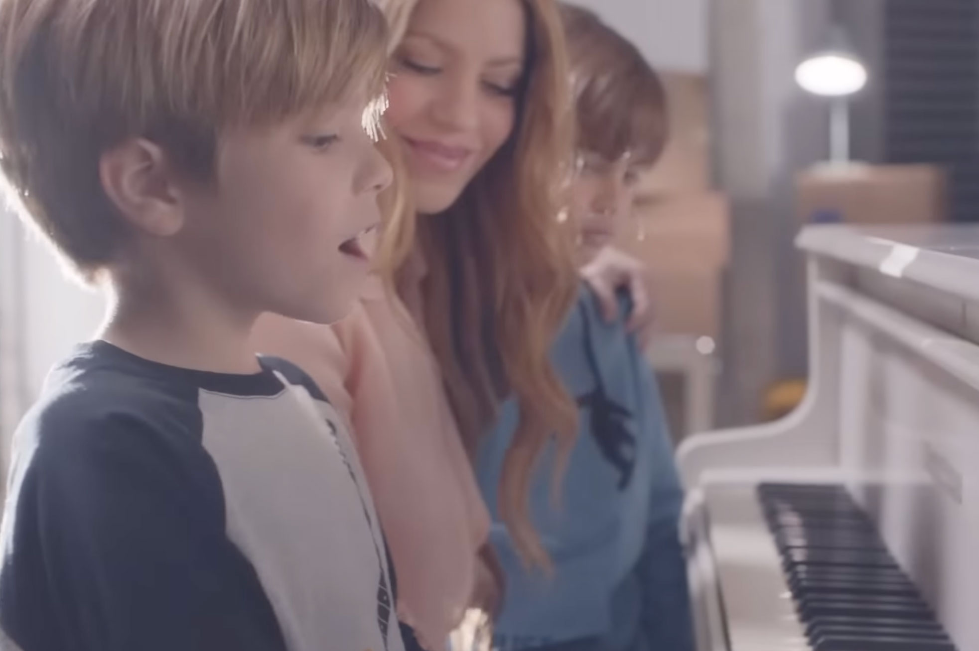 Η Shakira τραγουδά το Acrostico και παίζει πιάνο μαζί με τους γιους της