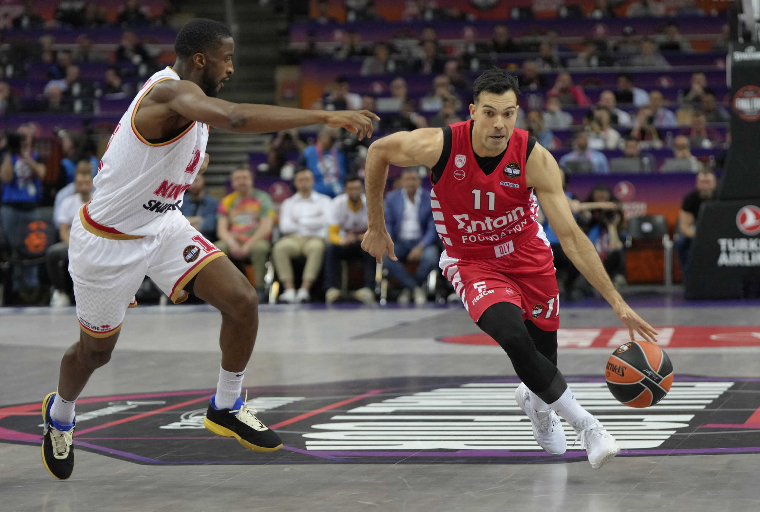 Basketball - EuroLeague - Semi Final A - Olympiacos Piraeus v AS Monaco - Zalgirio Arena, Kaunas, Lithuania - May 19, 2023 Olympiacos Piraeus' Kostas Sloukas in action with AS Monaco's Alpha Diallo REUTERS