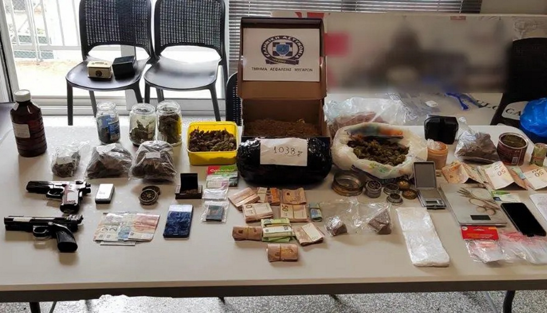 Τρεις συλλήψεις για ναρκωτικά και όπλα σε Μέγαρα, Ελευσίνα και Αιγάλεω μετά από επιχείρηση της ΕΛΑΣ