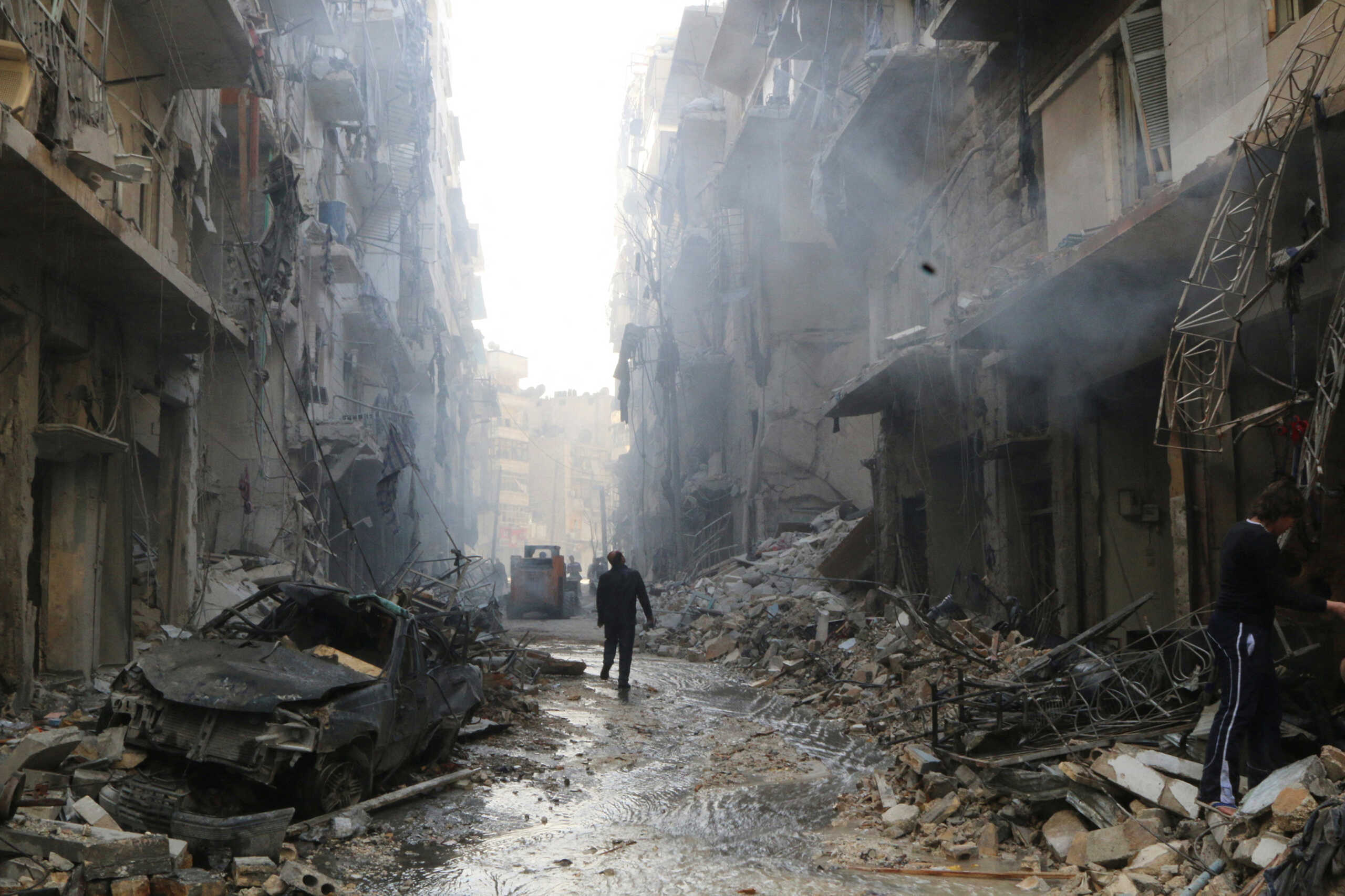 FILE PHOTO: People inspect damage at a site hit by what activists said were barrel bombs dropped by forces loyal to Syria's President Bashar al-Assad in Aleppo's district of al-Sukari March 7, 2014.  REUTERS