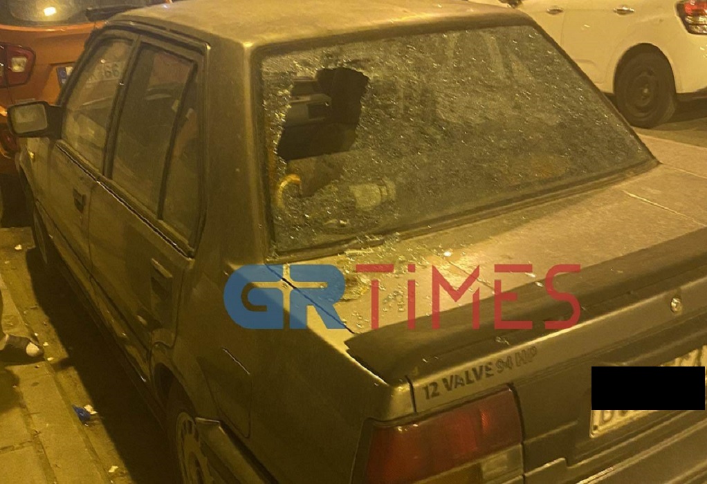 Θεσσαλονίκη: Άνδρας σε αμόκ πέταξε τηλεόραση από μπαλκόνι, έσπασε τζαμαρία καταστήματος και αυτοκίνητα