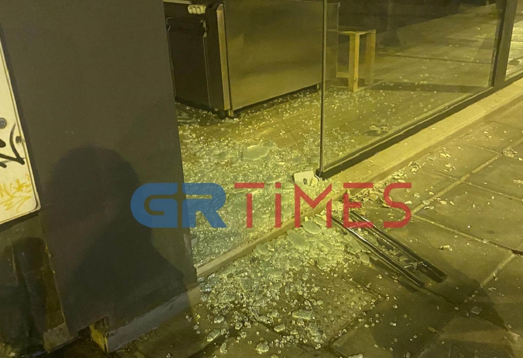 Θεσσαλονίκη: Άνδρας σε αμόκ πέταξε τηλεόραση από μπαλκόνι, έσπασε τζαμαρία καταστήματος και αυτοκίνητα