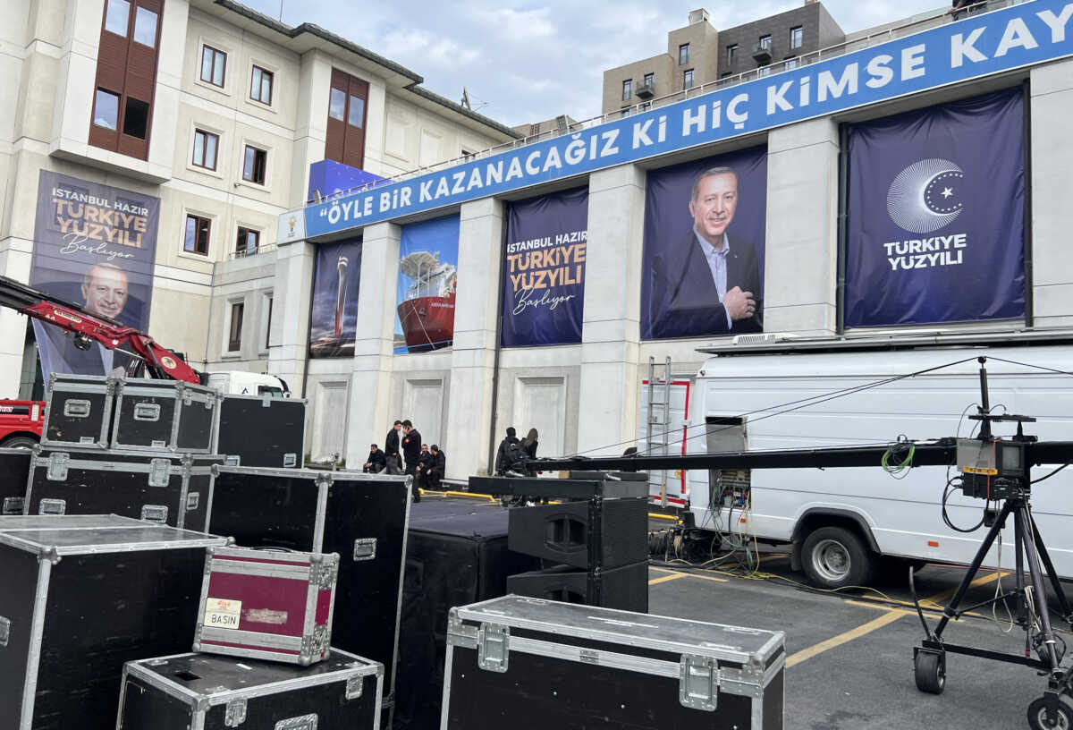 Εκλογές Τουρκία: Η «καψούρα» του Ερντογάν και το «φιλί της ζωής» – Το newsit.gr μεταφέρει το κλίμα