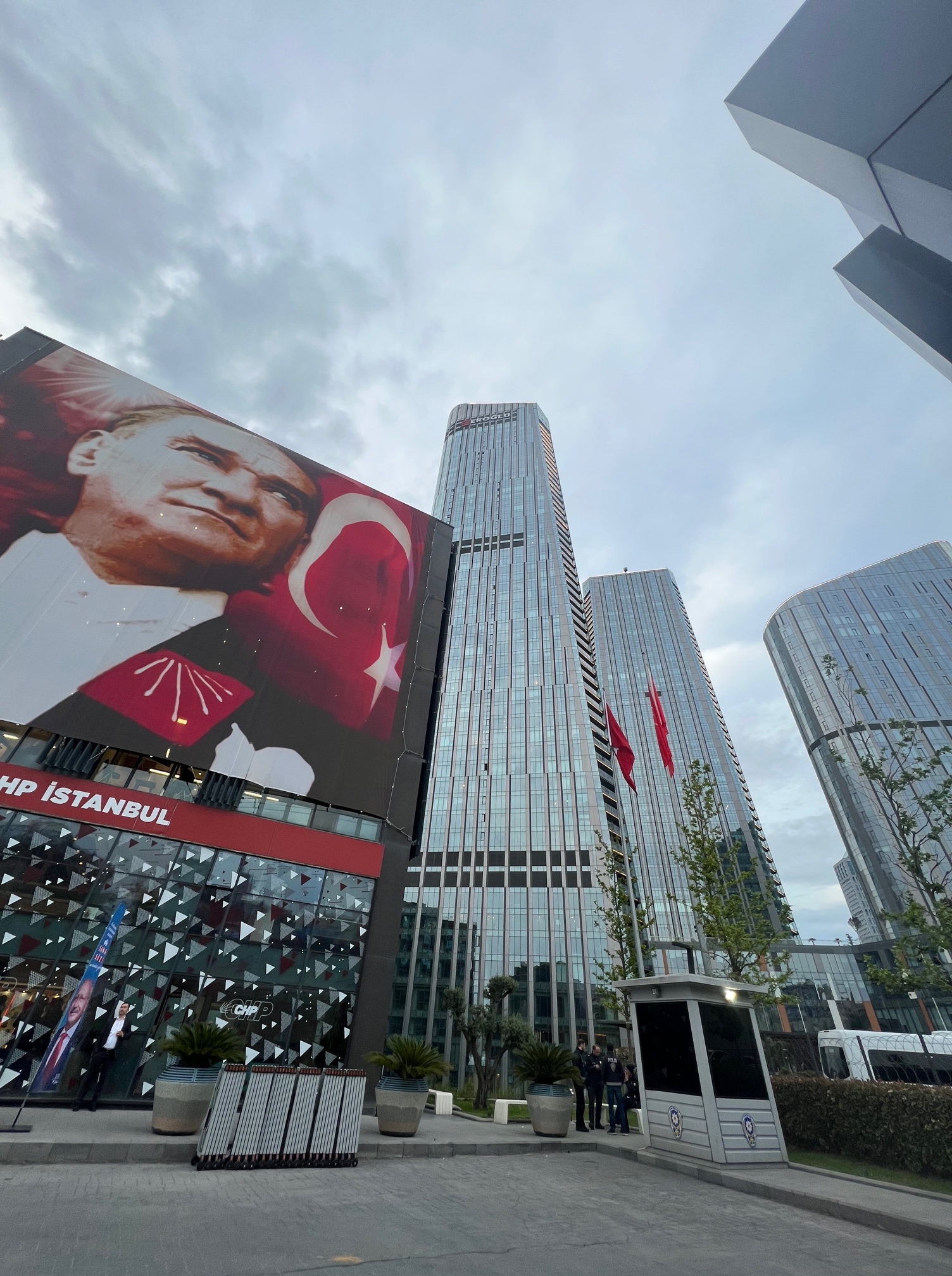 Εκλογές Τουρκία: Η «καψούρα» του Ερντογάν και το «φιλί της ζωής»
