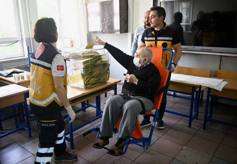 Απίστευτες εικόνες στην Τουρκία - Φέρνουν ασθενείς να ψηφίσουν ακόμα και... πάνω στα φορεία