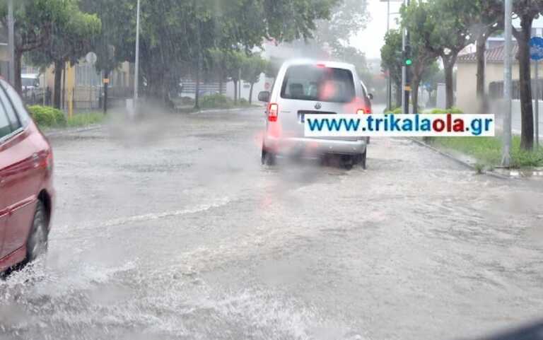 Ισχυρό μπουρίνι στα Τρίκαλα μετέτρεψε τους δρόμους σε ποτάμια