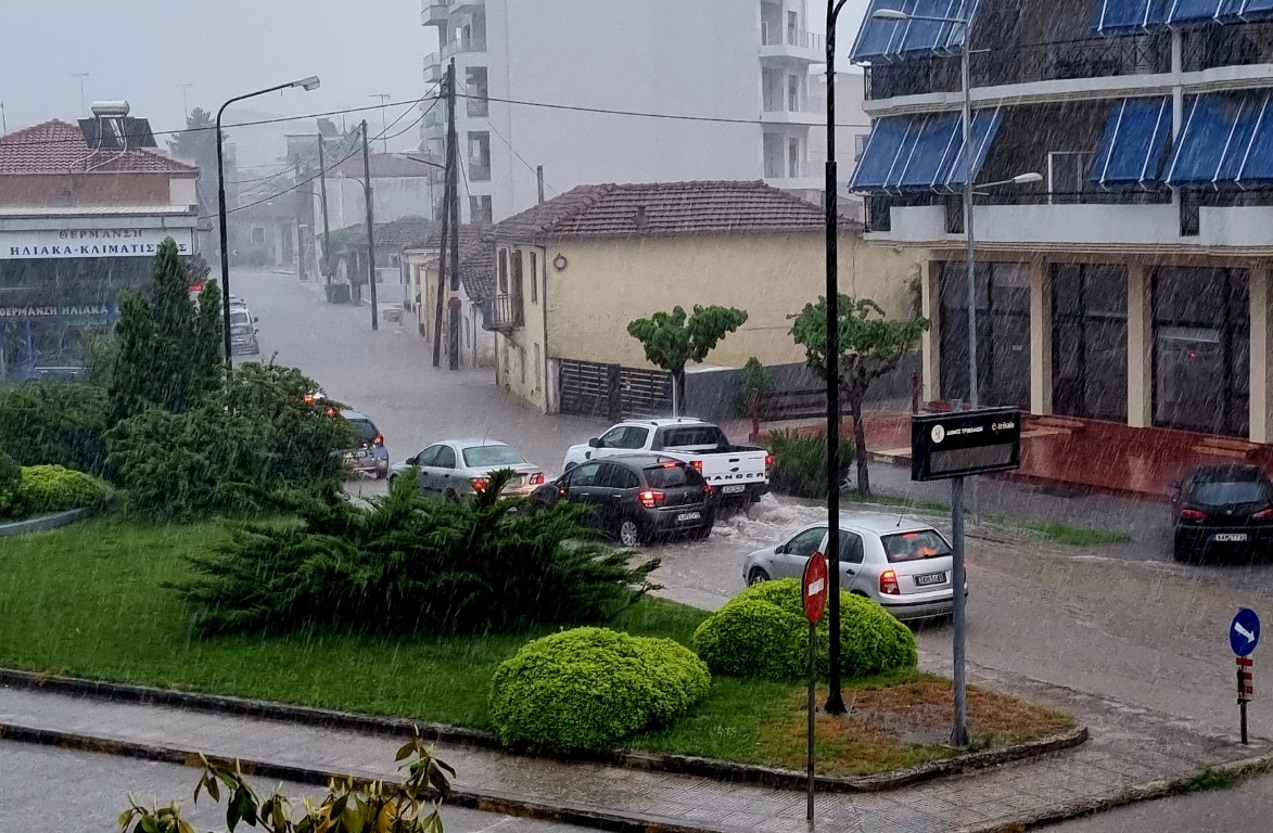 Τρίκαλα: Πλημμύρες από τη δυνατή βροχή – Δρόμοι έγιναν ποτάμια