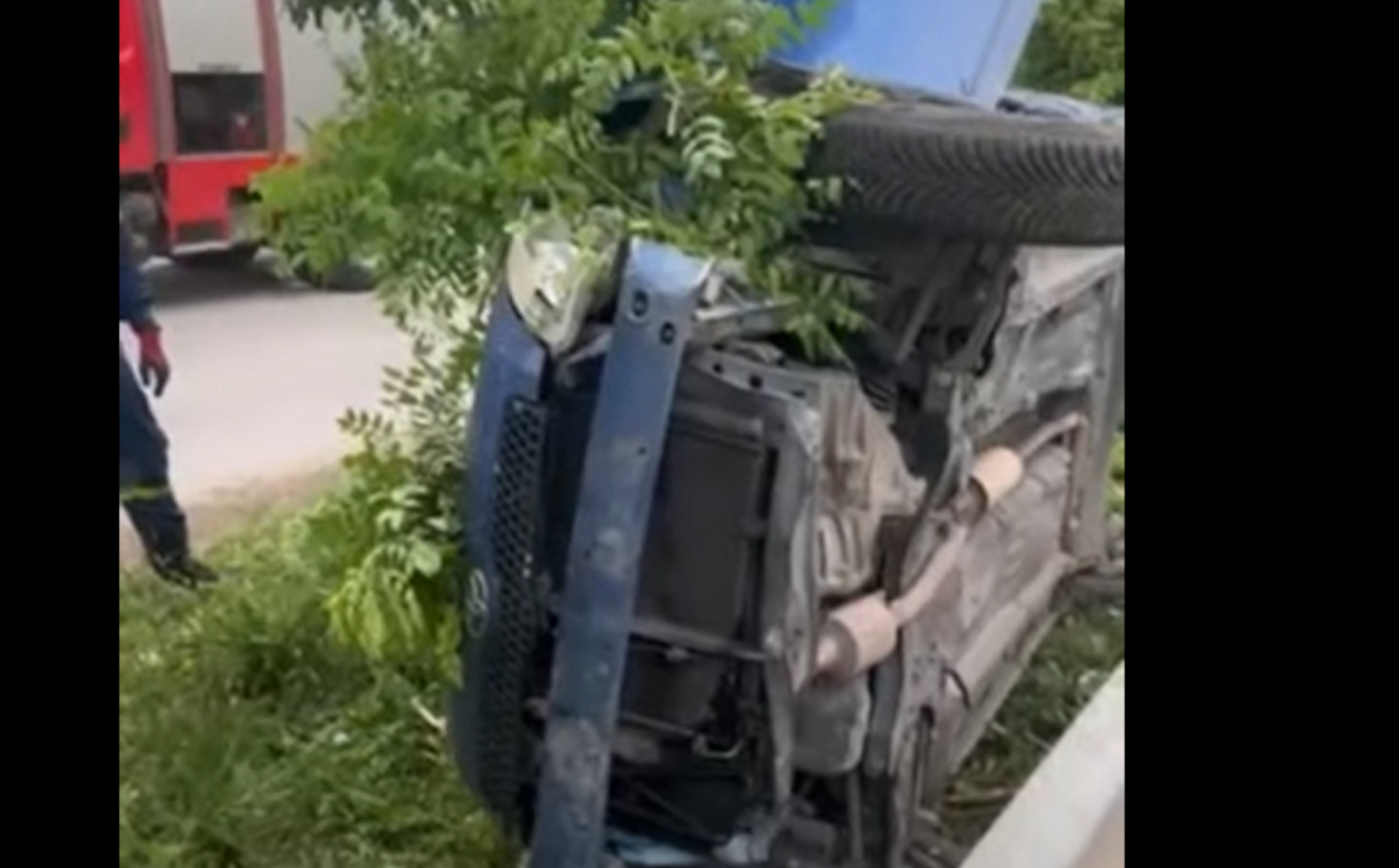 Θεσσαλονίκη: Τροχαίο στην Σταυρούπολη – Αυτοκίνητο «καρφώθηκε» σε δέντρο