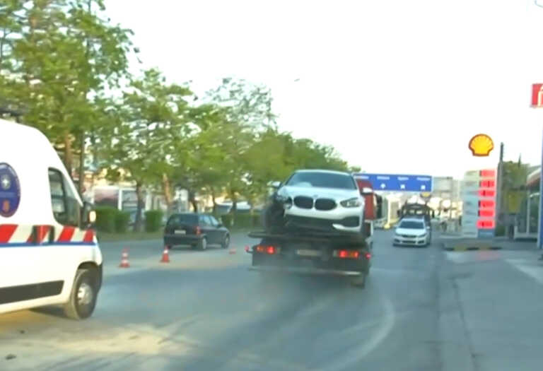 Τροχαίο στην Λεωφόρο Αθηνών – Αυτοκίνητο έπεσε σε περιπολικό, τραυματίστηκε ένας αστυνομικός