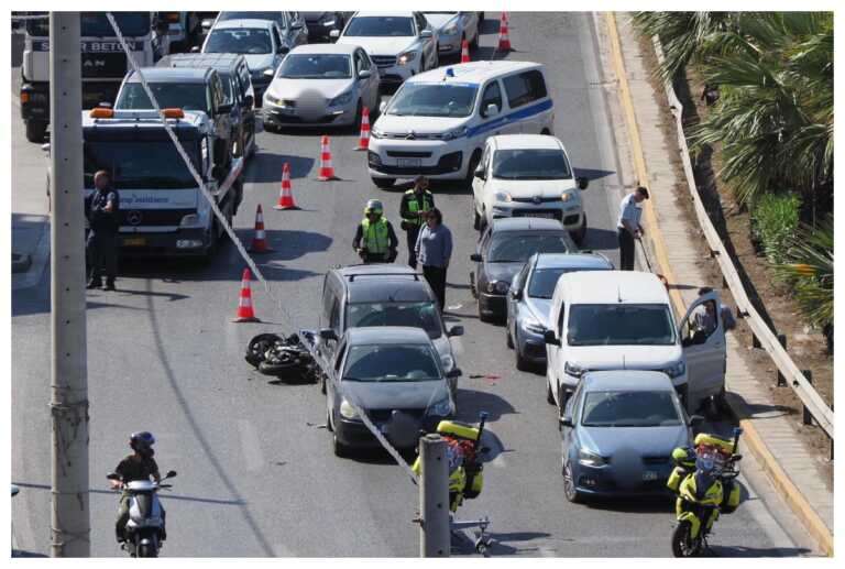 Τροχαίο δυστύχημα στην Παραλιακή, στο ύψος της Αλίμου – Οδηγός μηχανής έπεσε σε 7 αυτοκίνητα, σκοτώθηκε ακαριαία