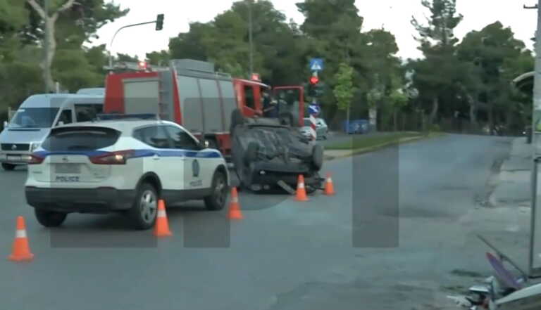 Τροχαία δυστυχήματα σε Ασπρόπυργο και Μαρούσι, αυτοκίνητο ξήλωσε πινακίδα και τούμπαρε στη Λεωφόρο Μαραθώνος