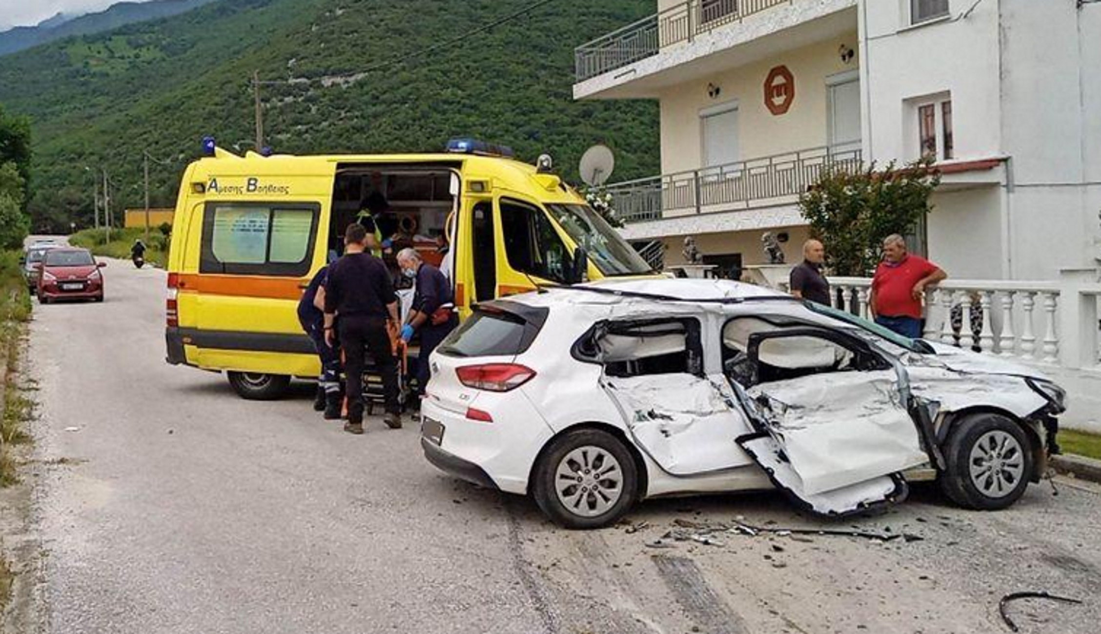 Καβάλα: Τροχαίο με 7 τραυματίες – Αυτοκίνητο συγκρούστηκε μετωπικά με φορτηγό