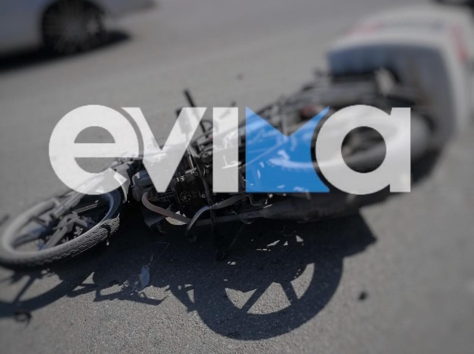 Χαλκίδα: Αυτοκίνητο συγκρούστηκε με μηχανή – Ένας τραυματίας