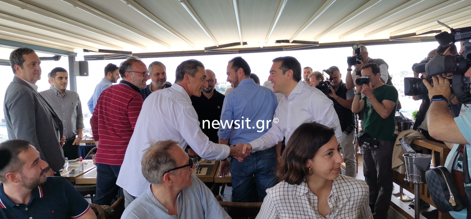 Εκλογές 2023: Ο Αλέξης Τσίπρας σε εστιατόριο στο Μικρολίμανο