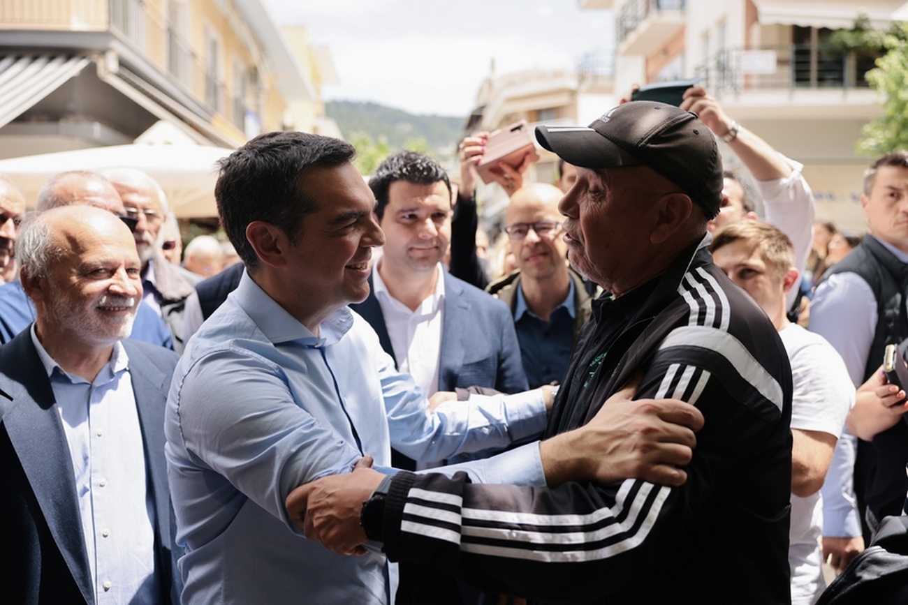 (Ξένη Δημοσίευση) Ο πρόεδρος του ΣΥΡΙΖΑ - Προοδευτική Συμμαχία, Αλέξης Τσίπρας συνομιλεί με τον παλαίμαχο ποδοσφαιριστή Χουάν Ραμόν Ρότσα, κατά την επίσκεψή του στην Ηγουμενίτσα, Δευτέρα 15 Μαΐου 2023. Αργότερα ο Αλέξης Τσίπρας θα μεταβεί στα Γιάννενα, όπου θα πραγματοποιήσει ομιλία στο κλειστό γυμναστήριο Λιμνοπούλας.  ΑΠΕ-ΜΠΕ