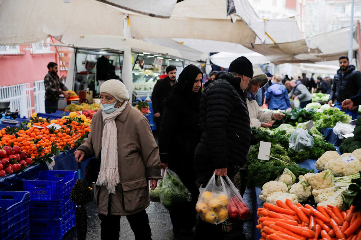 Εκλογές στην Τουρκία: Ο πληθωρισμός απειλεί τον Ερντογάν – «Μετά βίας γεμίζουμε 2 σακούλες λαχανικά»