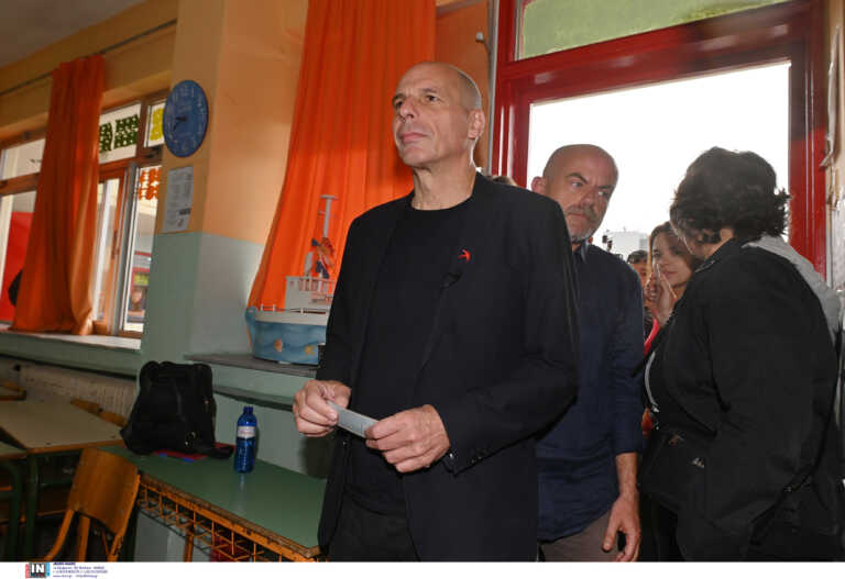 Ο Γιάνης Βαρουφάκης ψήφισε στο Πέραμα - «Μαγική στιγμή πίσω από το παραβάν»