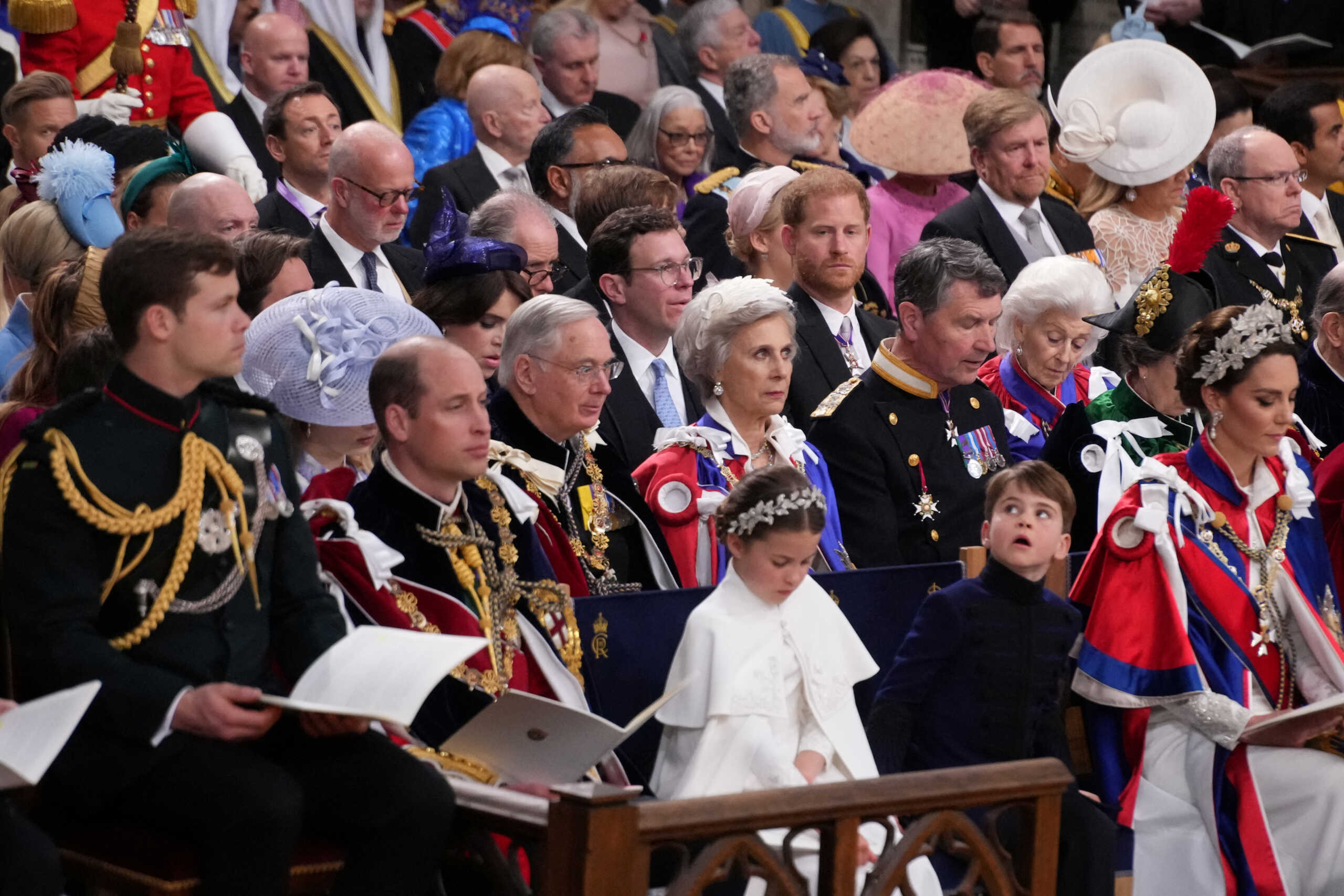 Βασιλιάς Κάρολος: Το αμήχανο βλέμμα του πρίγκιπα Χάρι στον Γουίλιαμ στην τελετή στέψης