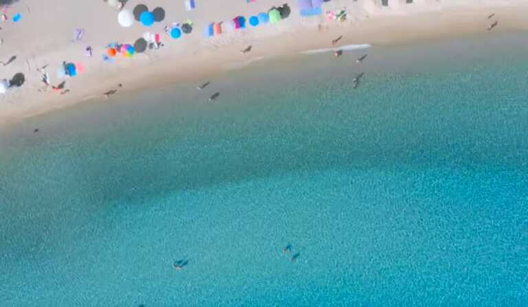Η παραλία στη Χαλκιδική με μια θάλασσα να την πιεις στο ποτήρι - Δείτε γιατί βραβεύεται κάθε χρόνο