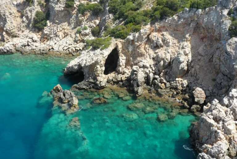 Δείτε την ανεξερεύνητη παραλία με τα γαλαζοπράσινα νερά που μαγεύει ντόπιους και τουρίστες στη Χίο