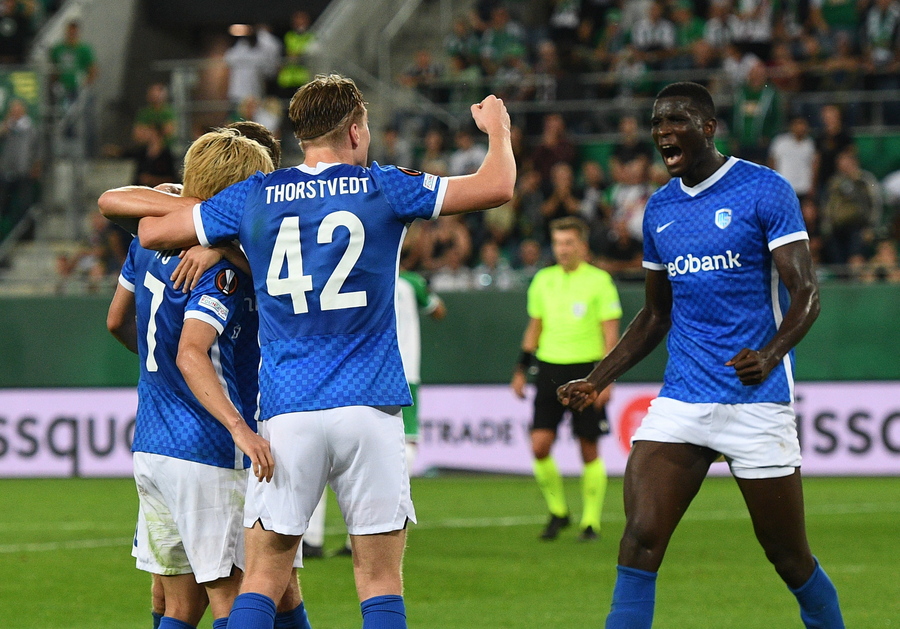 epa09472020 Players of KRC Genk reacts during the UEFA Europa League group H soccer match between SK Rapid Vienna and KRC Genk in Vienna, Austria, 16 September 2021.  EPA