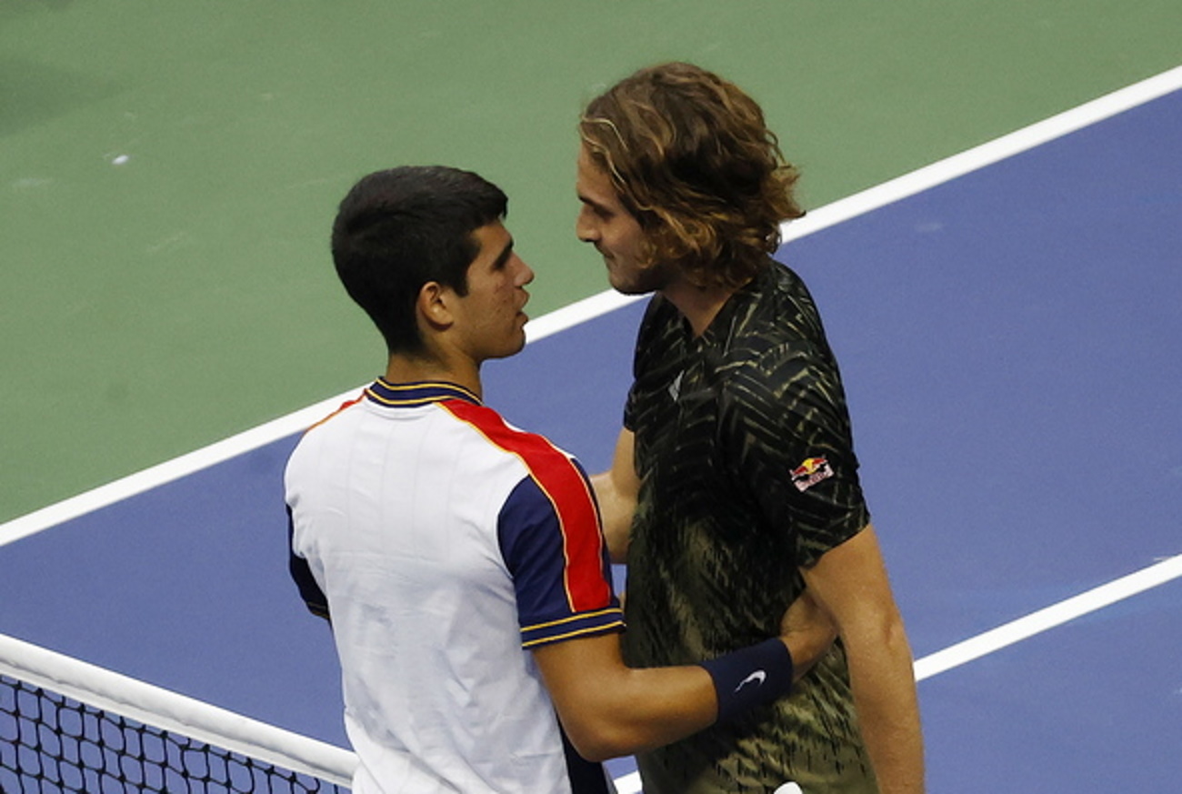 epa09446527 Carlos Alcaraz of Spain (L) and Stefanos Tsitsipas of Greece at the net after their match on the fifth day of the US Open Tennis Championships the USTA National Tennis Center in Flushing Meadows, New York, USA, 03 September 2021. The US Open runs from 30 August through 12 September.  EPA