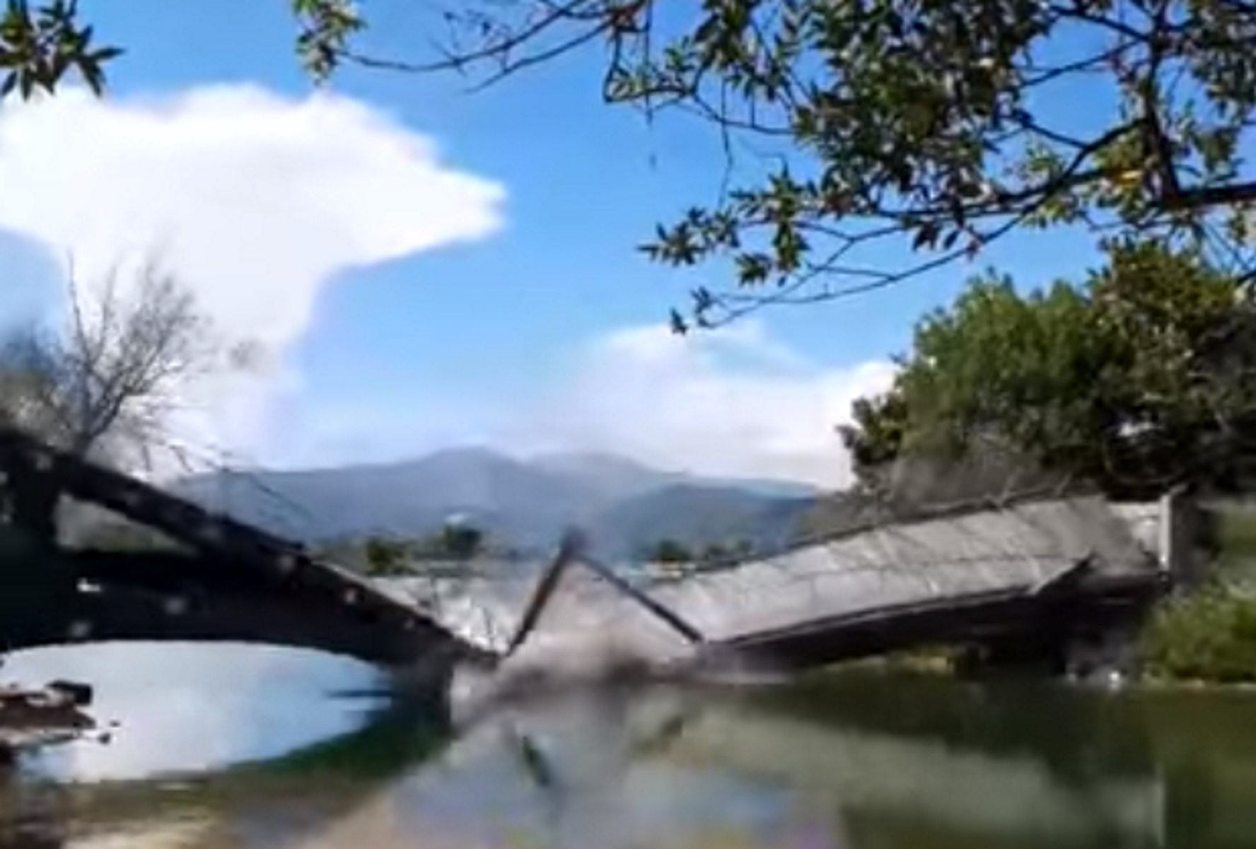 Άρτα: Η στιγμή της κατάρρευσης ξύλινης γέφυρας – Η εξήγηση του δήμου