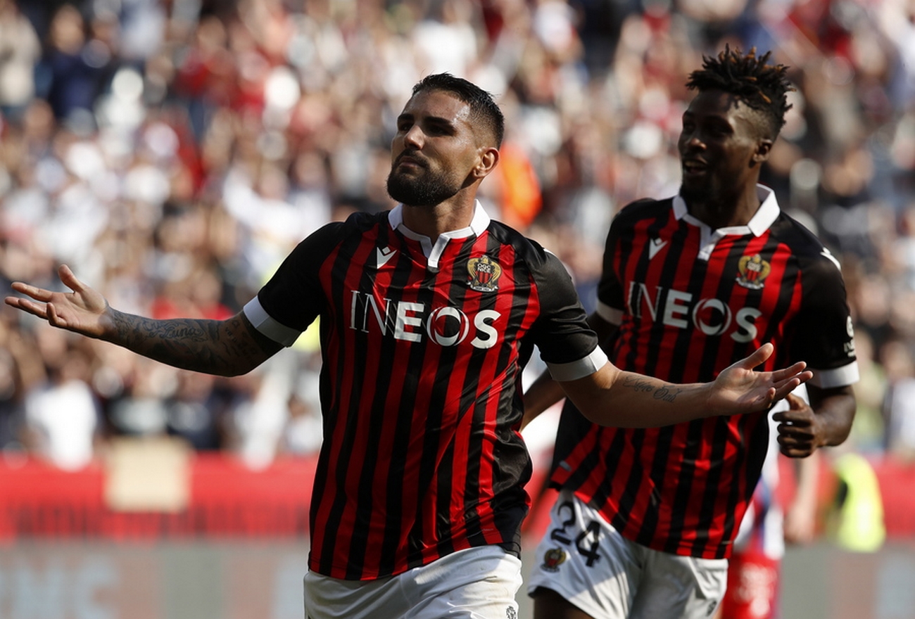 epa09543212 Andy Delort (L) of OGC Nice celebrates after scoring the 2-2 goal during the French Ligue 1 soccer match between OGC Nice and Olympique Lyon at the Allianz Riviera stadium in Nice, France, 24 October 2021.  EPA