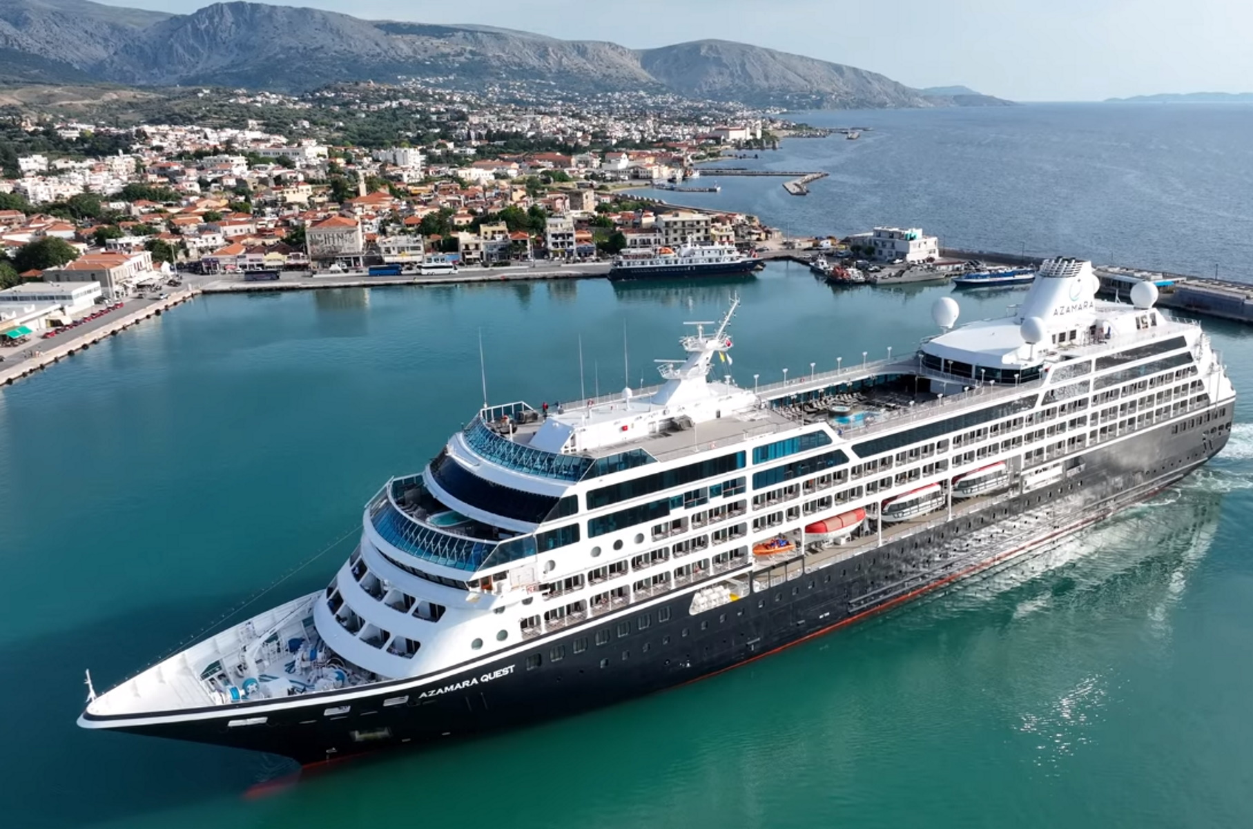 Χίος: Το Azamara Quest στο λιμάνι του νησιού – Βίντεο από την άφιξη του εντυπωσιακού κρουαζιερόπλοιου