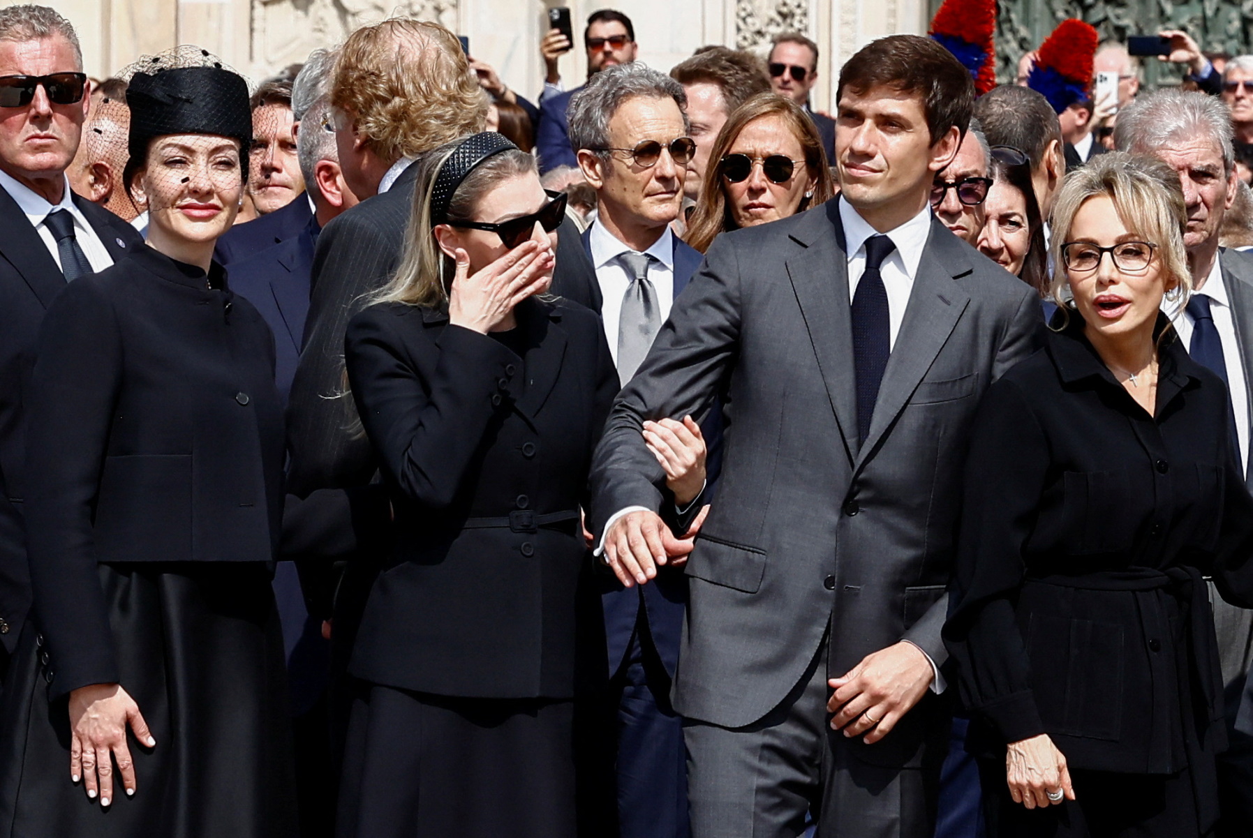 Κηδεία Σίλβιο Μπερλουσκόνι: Χιλιάδες Ιταλοί αποχαιρέτισαν τον Καβαλιέρε – Θα αποτεφρωθεί η σορός του