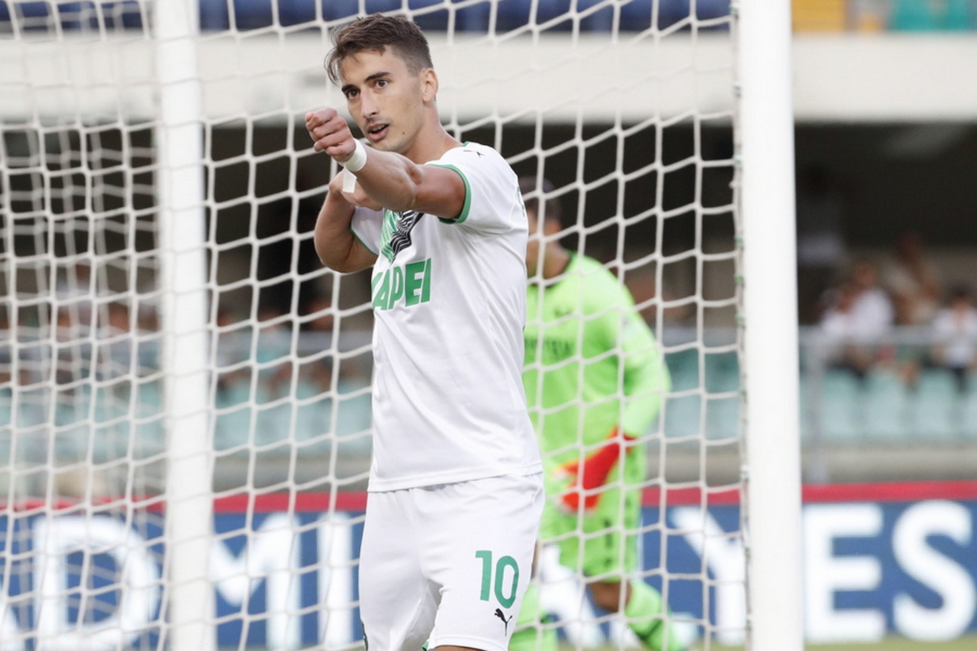 epa09423748 Sassuolo's Filip Djuricic jubilates after scoring the 2-0 lead during the Italian Serie A soccer match Hellas Verona FC vs US Sassuolo at the Marcantonio Bentegodi stadium in Verona, Italy, 21 August 2021.  EPA