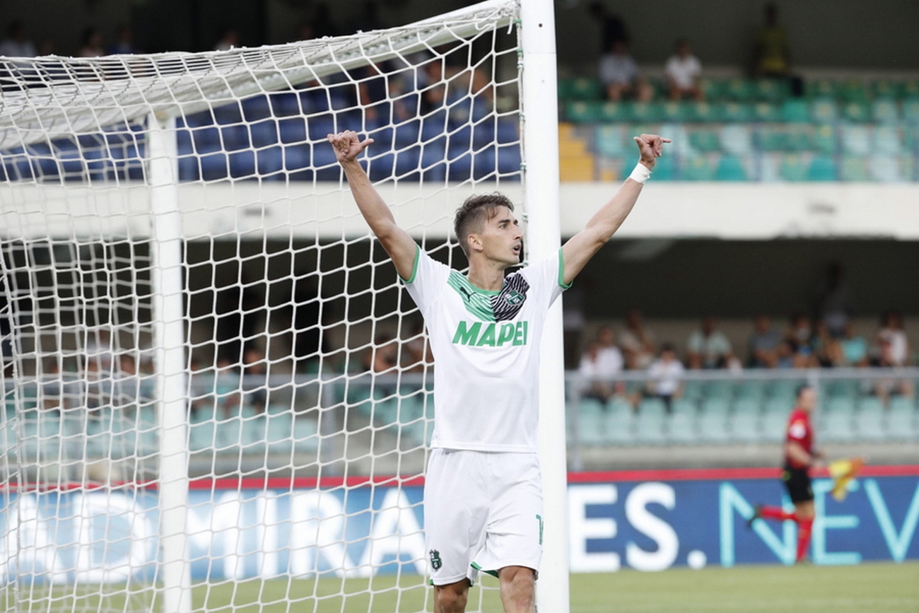 epa09423749 Sassuolo's Filip Djuricic jubilates after scoring the 2-0 lead during the Italian Serie A soccer match Hellas Verona FC vs US Sassuolo at the Marcantonio Bentegodi stadium in Verona, Italy, 21 August 2021.  EPA