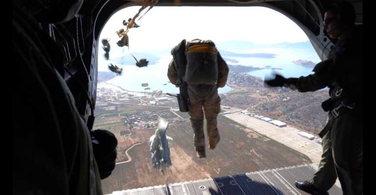 Ο Αρχηγός ΓΕΕΘΑ Κωνσταντίνος Φλώρος έκανε εντυπωσιακό άλμα από ελικόπτερο Chinook