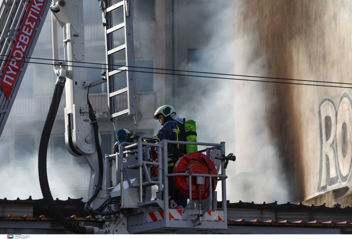 Νέος Κόσμος: Φωτιά σε αποθήκη διαμερίσματος – Έντρομοι ένοικοι ανέβηκαν σε διπλανή ταράτσα για να σωθούν