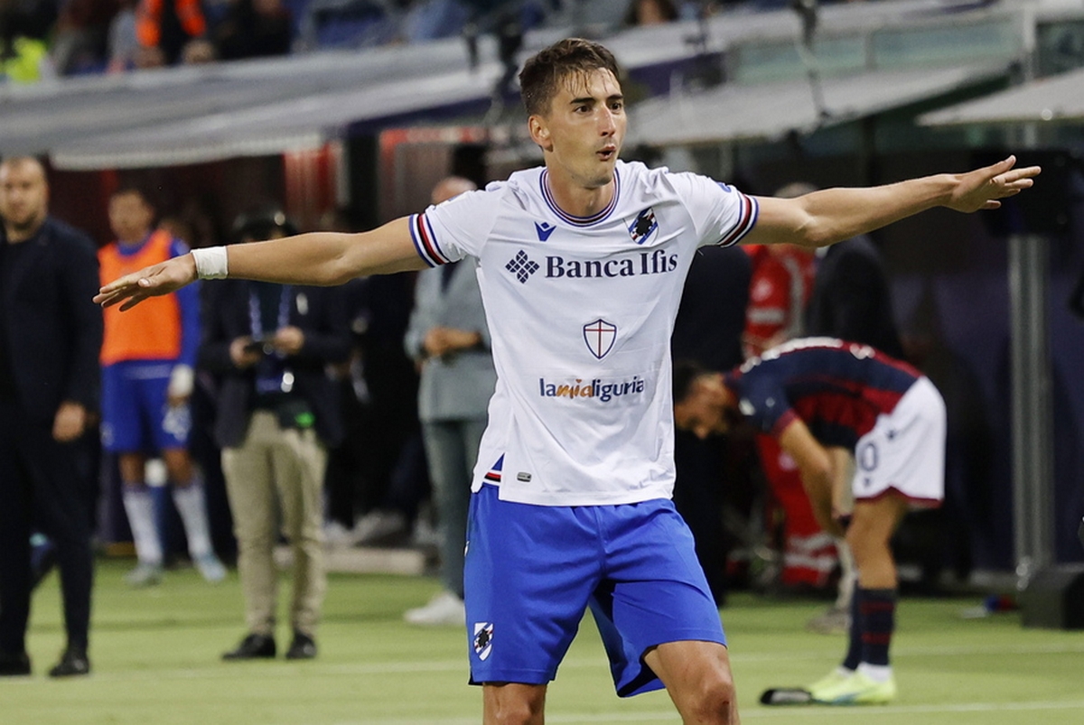 epa10231807 Sampdoria's Filip Djuricic jubilates after scoring during the Italian Serie A soccer match between Bologna FC and UC Sampdoria in Bologna, Italy, 08 October 2022.  EPA