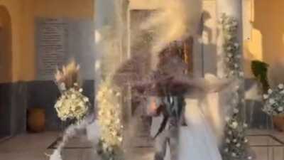 Λακωνία: Γαμπρός και νύφη «χάθηκαν» από το ρύζι που έριχναν με φτυάρια πάνω από εκσκαφέα
