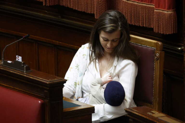 Ξεχωριστή στιγμή στο κοινοβούλιο της Ιταλίας - Μια βουλευτής θήλασε το μωρό της στα έδρανα