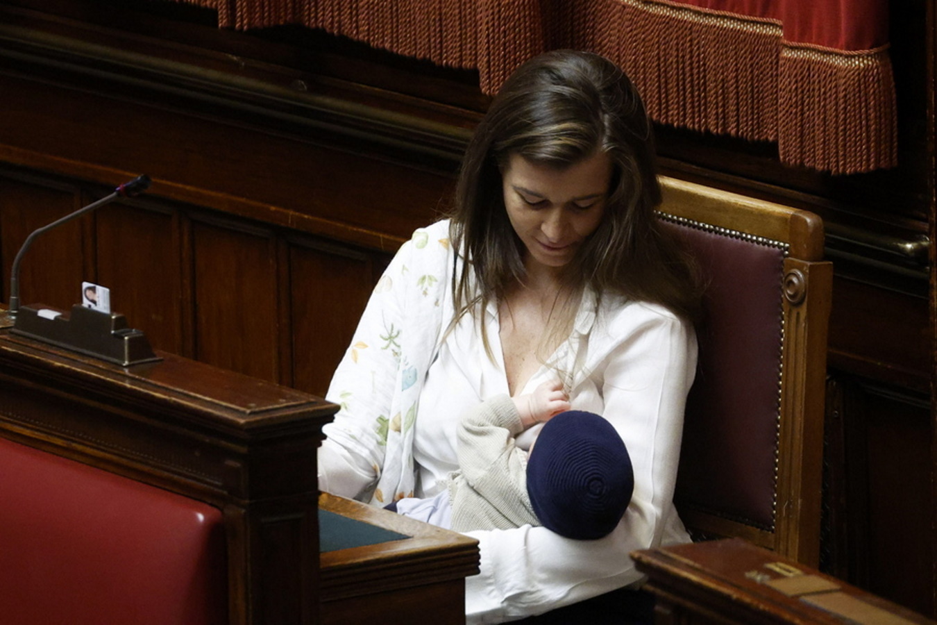 Ιταλία: Ξεχωριστή στιγμή στο κοινοβούλιο – Μια βουλευτής θήλασε το μωρό της στα έδρανα