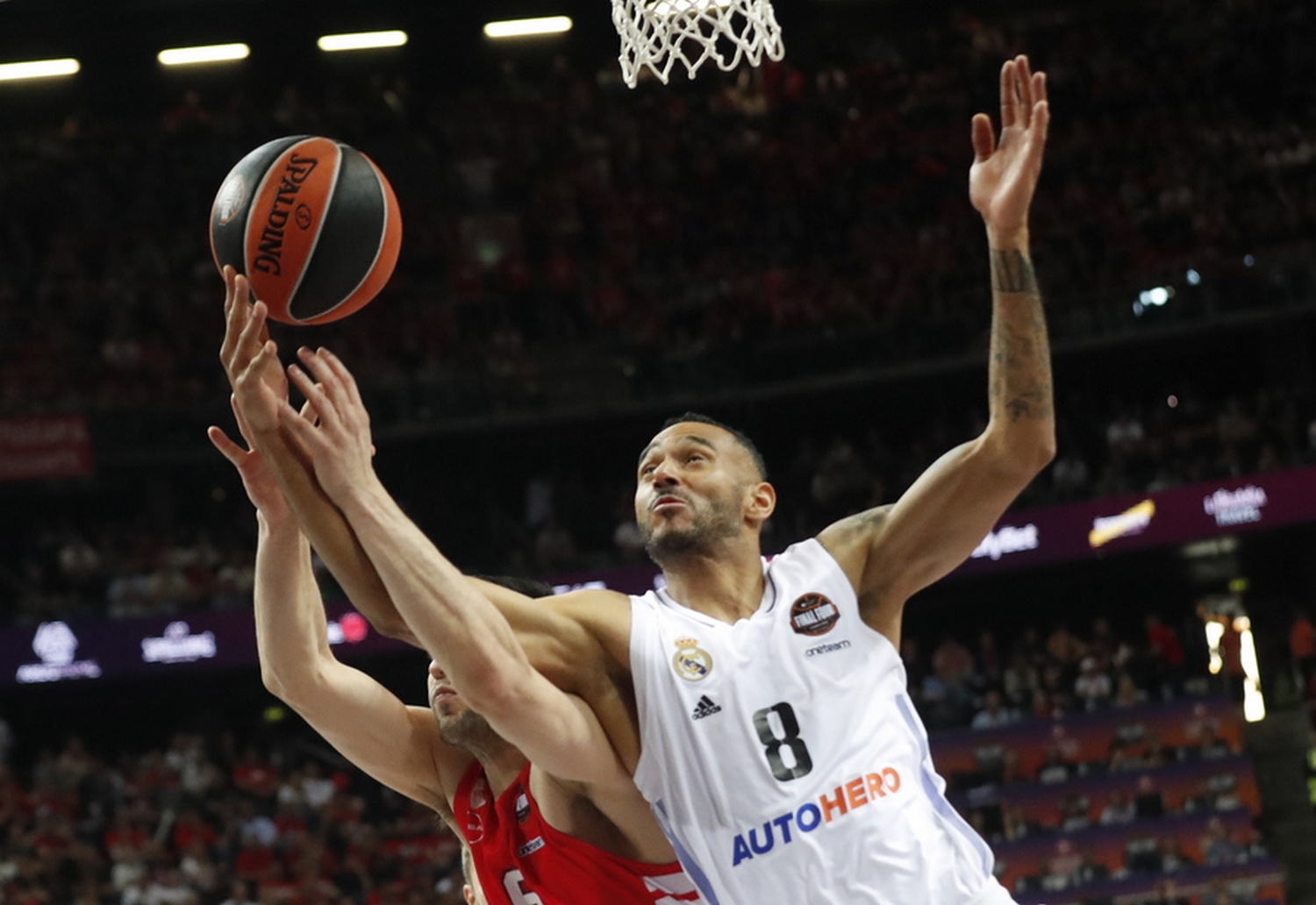 epa10644388 Olympiacos' Kostas Papanikolaou and Real Madrid's Adam Hanga (R) in action during the Euroleague Basketball final match between Olympiacos Piraeus and Real Madrid in Kaunas, Lithuania, 21 May 2023.  EPA
