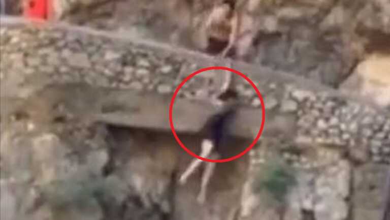 Η στιγμή που γυναίκα παραπατάει την ώρα της βουτιάς και πέφτει στα βράχια - Σοκάρει το βίντεο από την Ιταλία