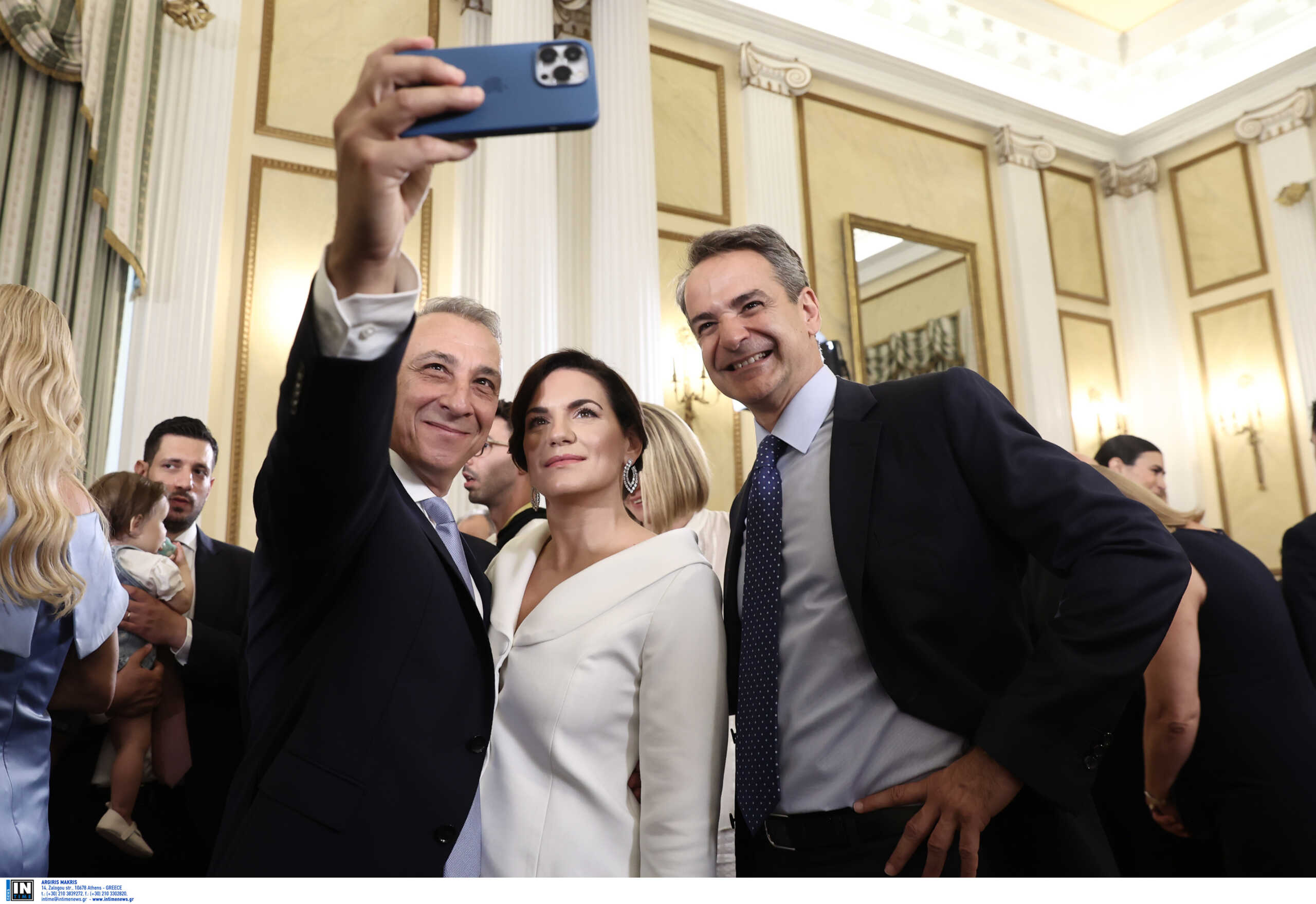 Ορκωμοσία νέας κυβέρνησης: Όλο το παρασκήνιο μέσα από φωτογραφίες – Χαμόγελα, selfie και θερμοί εναγκαλισμοί