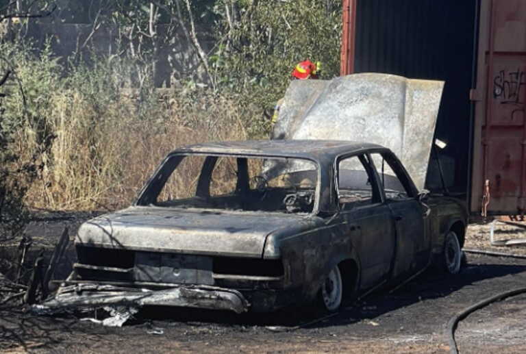 Λαμπάδιασε αυτοκίνητο στην Κηφισιά - Η φωτιά επεκτάθηκε σε οικόπεδο με ξερά χόρτα