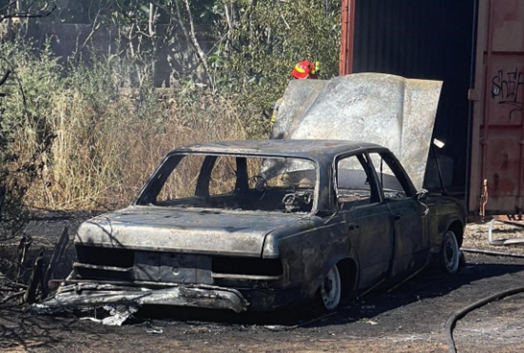 Φωτιά στην Κηφισιά – Αυτοκίνητο τυλίχτηκε στις φλόγες μέσα σε οικόπεδο