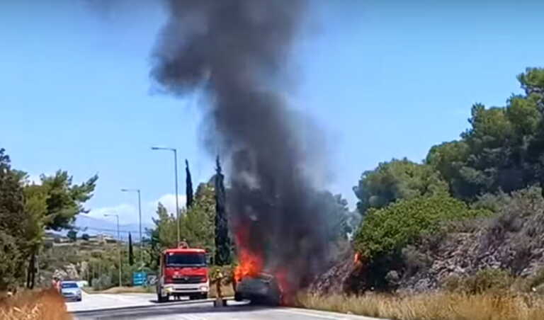 Αυτοκίνητο έπεσε σε κολόνα και άρπαξε φωτιά στον επαρχιακό δρόμο Ισθμού - Επιδαύρου