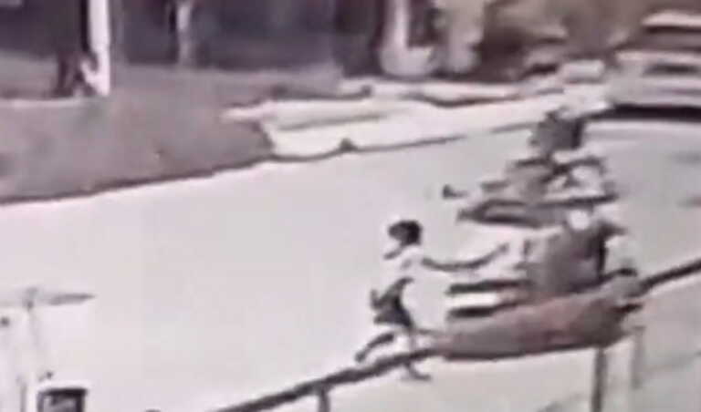 Βίντεο με παράσυρση παιδιού από μηχανάκι στη Λαμία - Αναζητούνται οι 2 επιβαίνοντες