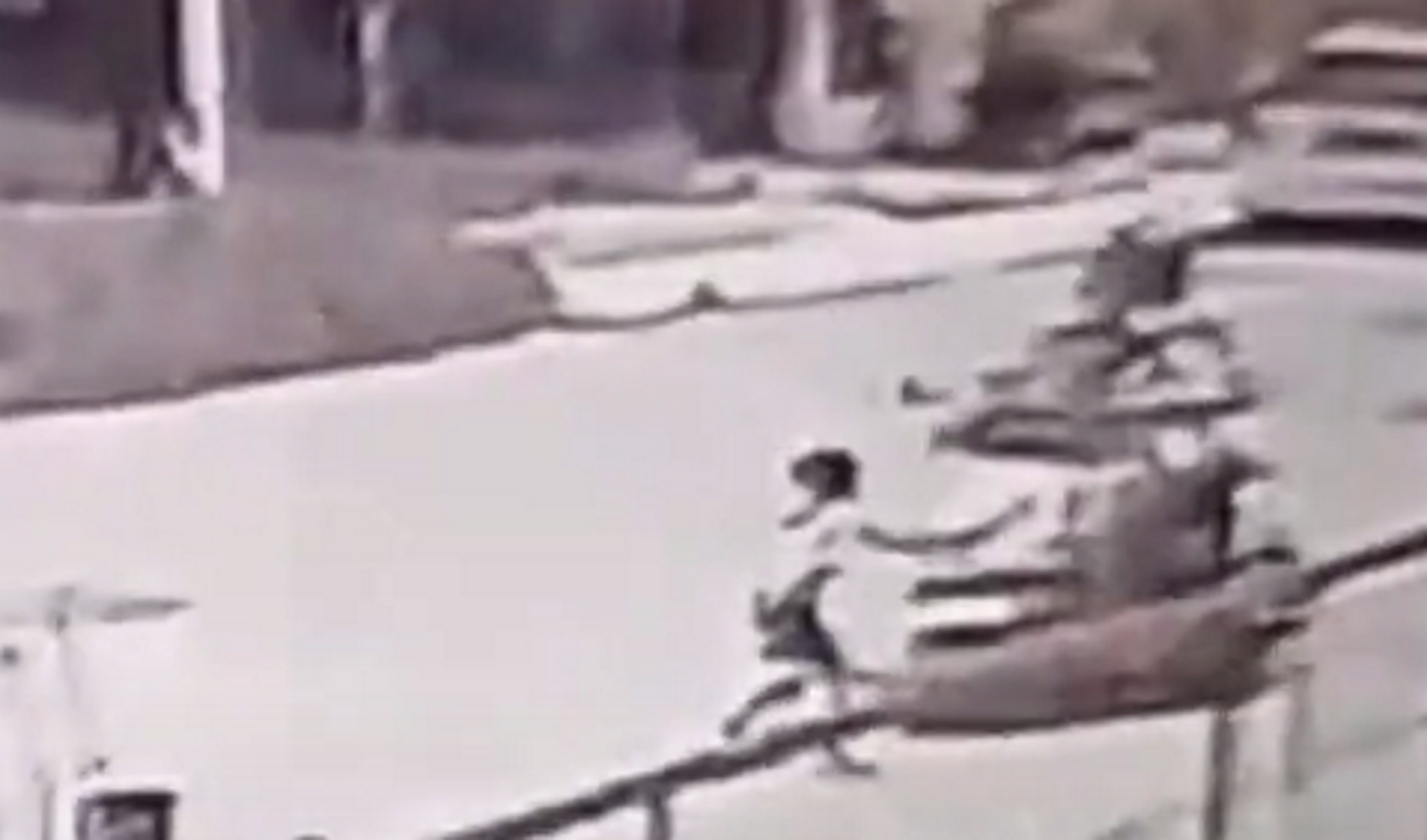 Λαμία: Βίντεο με παράσυρση παιδιού από μηχανάκι – Αναζητούνται οι 2 επιβαίνοντες