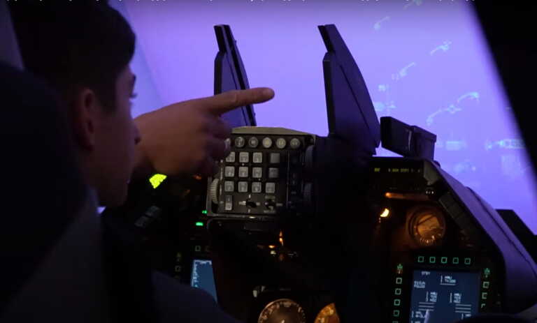 13χρονος έγινε πιλότος F16 για μια μέρα - Βίντεο βγαλμένο από παιδικά όνειρα