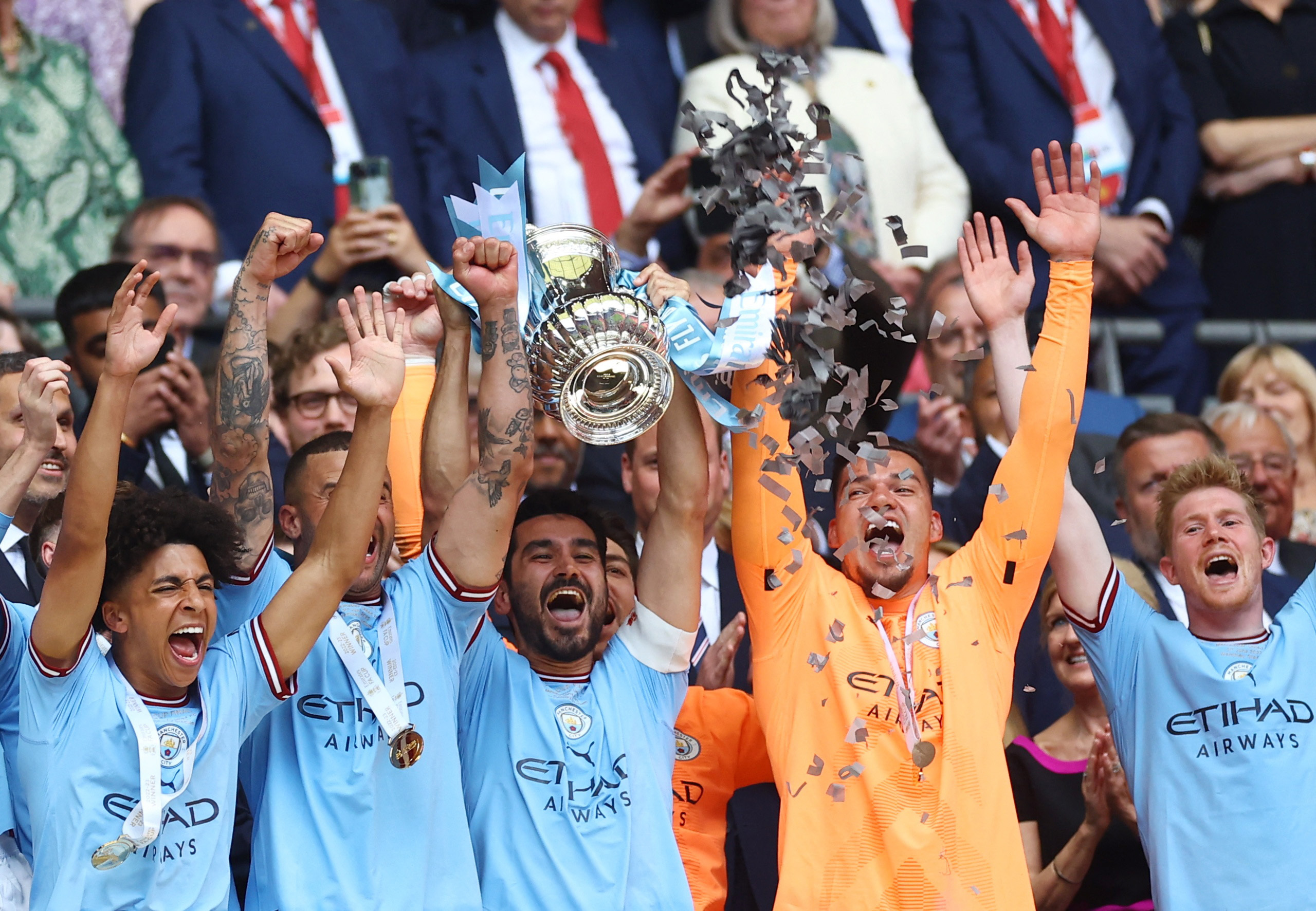Soccer Football - FA Cup Final - Manchester City v Manchester United - Wembley Stadium, London, Britain - June 3, 2023 Manchester City's Ilkay Gundogan lifts the trophy as he celebrates with teammates after winning the FA Cup REUTERS