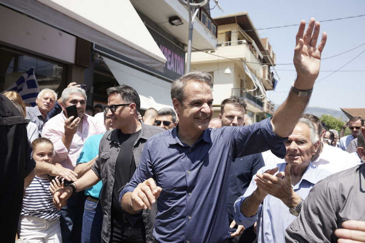 (Ξένη Δημοσίευση) Ο πρόεδρος της Νέας Δημοκρατίας Κυριάκος Μητσοτάκης, μιλάει με κόσμο κατά τη διάρκεια της επίσκεψής του στην Φιλιππιάδα, την Δευτέρα 19 Ιουνίου 2023. ΑΠΕ-ΜΠΕ